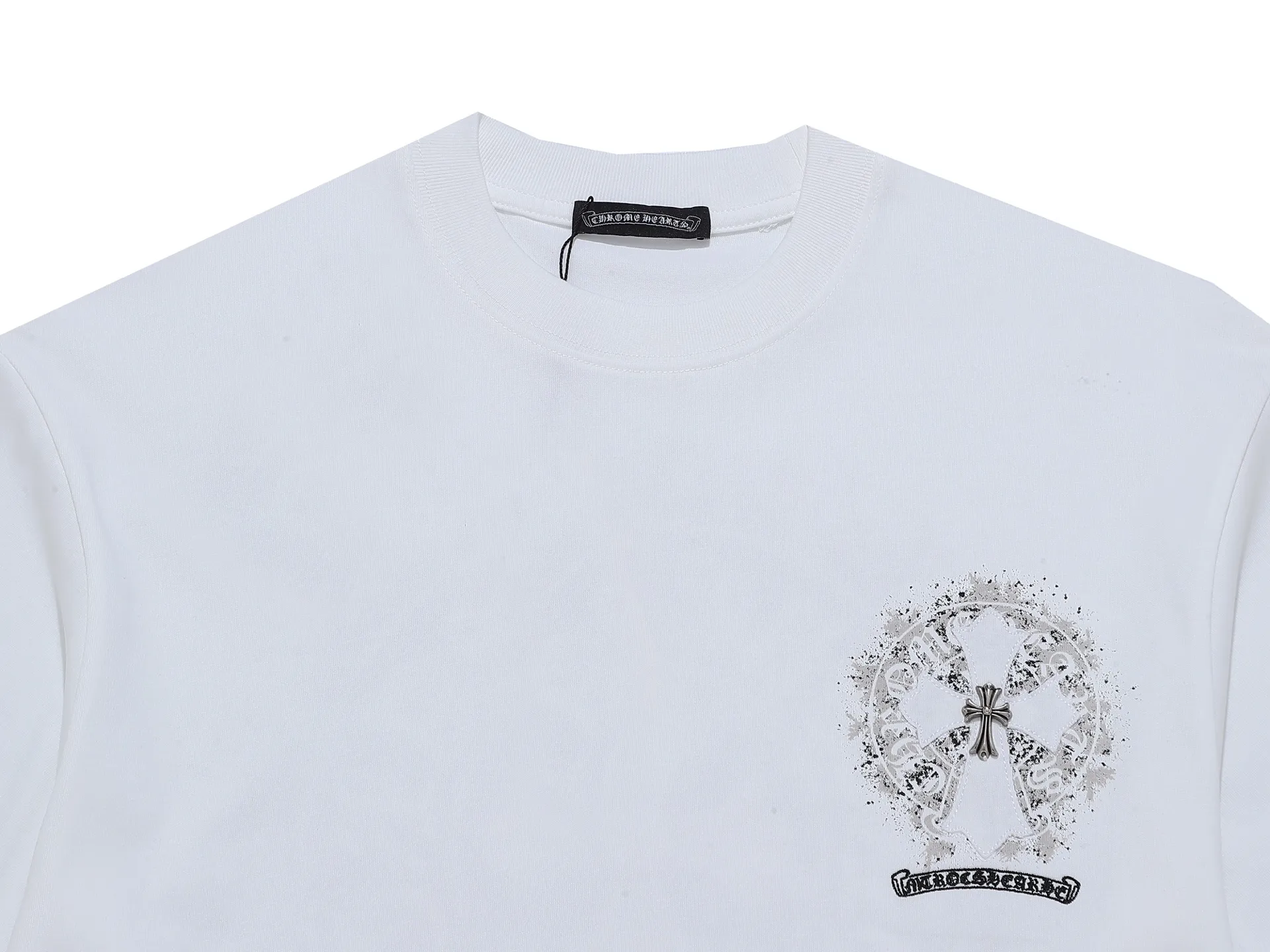 P170 280g exclusive version] Chro*e Hets Chro*e Hets 𝟐𝟎𝟐5 Spring and Summer Hand-made appliqué + needle high-density embroidery + fine dot gradient printing + high-definition handmade hardware decoration round-neck short sleeves 2025SS latest short sleeves adopt inherited hand-made appliqué. Needle embroidery is a form of high-density embroidery, which is in the same category as patch embroidery in Chinese Suzhou embroidery! The embroidery method is to cut the applique cloth according to the pattern requirements and paste it on the embroidery surface. Cotton and other materials are padded between the applique cloth and the embroidery surface to make the short-sleeved pattern bulge and have a three-dimensional effect. After the applique cloth is pasted, various stitches are used to lock the edges. The patch embroidery method is mainly based on pattern blocks, and the style is unique and elegant! After that, a high-density embroidery machine with 10,000 needles is used to position, fix, and cover. The appliqué embroidery uses the same color embroidery as the short sleeves, maintaining the uniformity of the color! The pattern inside the appliqué is embroidered in natural color, making the pattern of the appliqué consistent with the surface fabric, creating a low-key and luxurious fashion sense! ‌ Gradient printing‌ is a design technique that gradually transitions through colors. Gradient printing creates a visual extension and expansion effect through subtle changes in color, making the design more vivid and layered. The production process of gradient printing is relatively complex and usually requires multiple color adjustments and multiple treatments. Take Louis Vuitton's presbyopic gradient rendering printed short-sleeves as an example. The gradient effect is achieved through high-temperature washing four times, and the color is adjusted up to 15 times to ensure that the color transition is natural and without color difference. This fine process makes gradient printed products have a high-end texture!  The cross patterns on the front and back are also decorated with high-end handmade hardware, making the entire embroidery gleaming and full of high-end embellished with metal buckles. It is looming, adding a dazzling brilliance and high quality. With a sense of luxury, we all know that Crowe's jewelry craftsmanship is a long-standing traditional hand-made craft. This is why Crowe's jewelry has been world-renowned since 1988 in Hollywood. Every hand-made boutique is a work of art that is difficult to copy, with unique style, exquisite design, and careful customization. Crowe's creativity and imagination make Crowe clothing difficult to surpass! It is a unique classic fashion! The metal decoration is unique to Crow's handmade art customization, full of handcrafted art and unique Crow luxury style!  Handmade high-definition hardware decorations + high-density stitching embroidery ➕ hand-made appliqué + gradient fine dot printing. The creative design of four-layer craftsmanship makes the entire dress show exquisite craftsmanship. The clothing patterns are all made of high-density hand-made appliqué embroidery. The double embroidery is high-end and exquisite, and the patterns are completely combined to echo each other. This short-sleeved shirt has a low-key rock and punk style that is unique to Crowe, and a luxurious style with unique metal craftsmanship. It is simply perfect! The hand-stitched metal buckle on the pattern shows a low-key and luxurious fashion sense from any angle. It is an outstanding, eye-catching and indispensable classic model among many spring and summer new styles! Avant-garde and retro, two styles are displayed on the same piece of clothing, colliding with unique creative sparks. It can be said to be avant-garde, full of personality, fashionable and versatile, and the same style for male and female couples! An excellent hit! Creative design, double embroidery, excellent craftsmanship, exquisite details and first-class feel! An excellent hit! It is made of 280 grams of double yarn and double ply dust-free imported pure cotton fabric. It has been washed and high-temperature shaped and pre-shrunk. The fabric is comfortable and breathable. It will not shrink after repeated washing. The fabric has a high-end and exquisite texture and a first-class feel! High-density embroidery has good firmness and is not easy to fall off! The detail processing is 100% perfect. It looks great no matter how you match it with various styles. High weight and high quality. Exclusive version. Non-market ordinary version. Enlarge real shot details. Instant sale of all versions. Compare at will. Quality is absolutely guaranteed. A must-have for fashionistas. Control it at will. Definitely one for everyone. A must-have for men and women couples! The most 🆕first release, the exclusive first release, the same style for men and women, classic, simple and versatile, and the quality is unquestionable!  Chrome Hearts is a famous Hollywood luxury brand founded by Richard Stark in 1988 with unique design style! The design style combines rock punk, street hip-hop and other low-key luxury styles. It adheres to pure handcrafting and exquisite design, so its value as a work of art has far exceeded the meaning of jewelry.  Color: Black White Size: S M L XL
